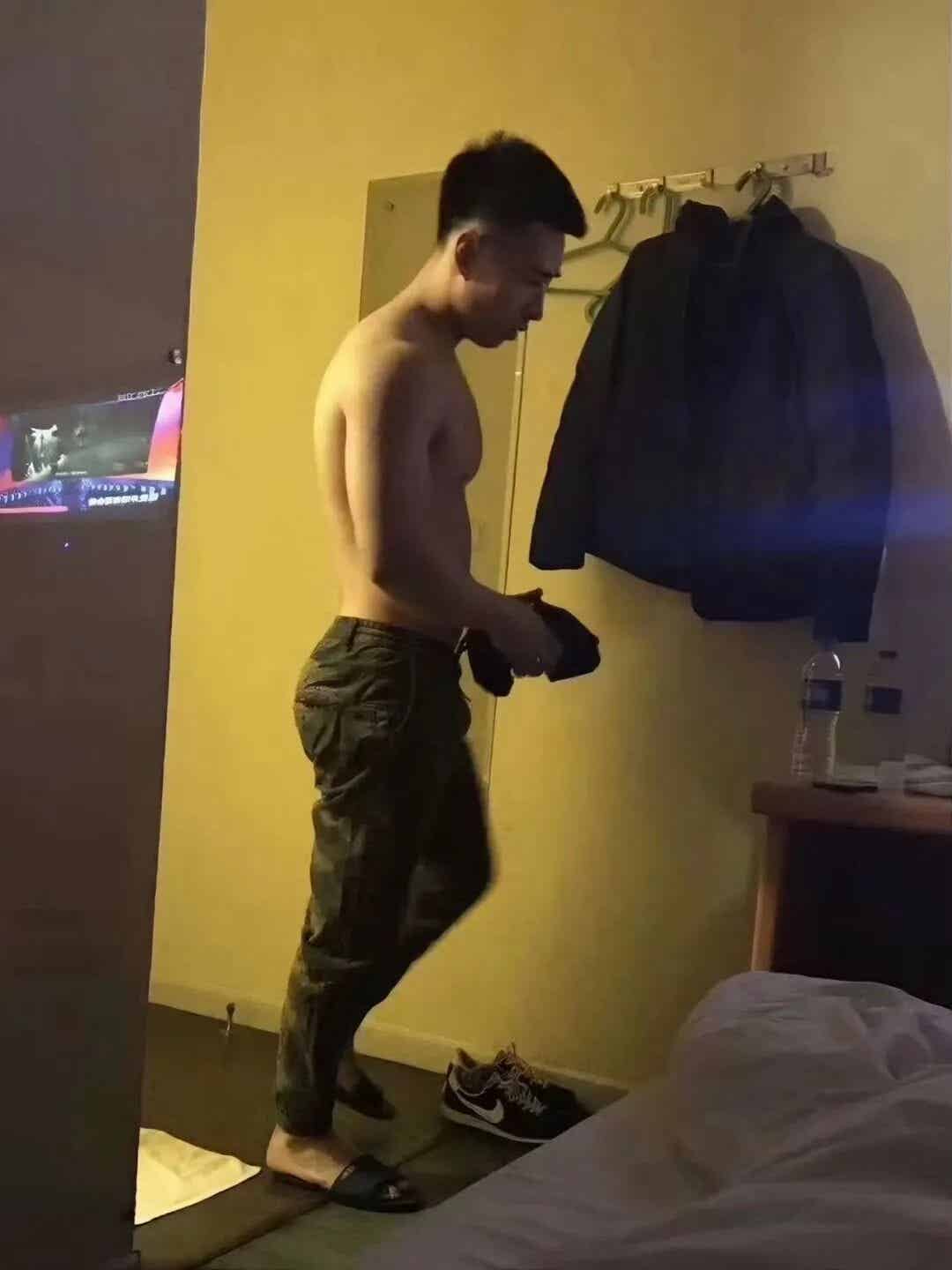 体育生火了！欧美人现在这样上课？肌肉小哥酒店被拍了？