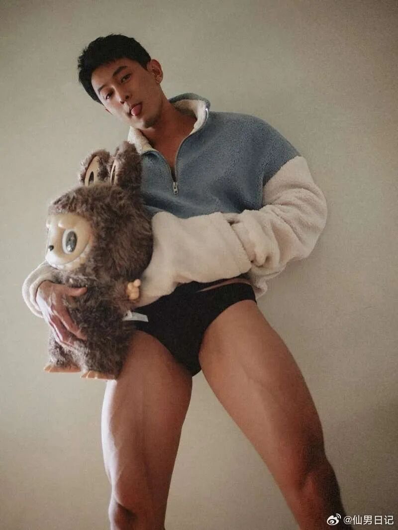 体育生火了!体育生男大酒店秀内裤?直男仔网吧秀白袜? 体育生火了!体育生男大酒店秀内裤?直男仔网吧秀白袜?