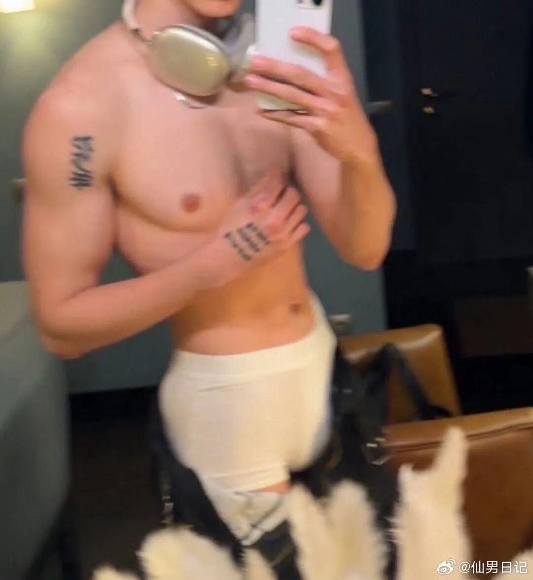 体育生火了!体育生男大酒店秀内裤?直男仔网吧秀白袜? 体育生火了!体育生男大酒店秀内裤?直男仔网吧秀白袜?