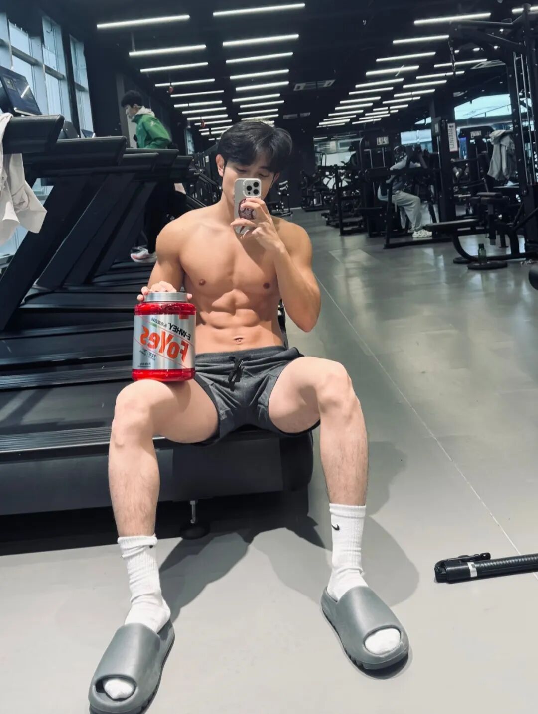 189 武汉地陪白袜肌肉帅哥，因只陪男粉丝爆火.....