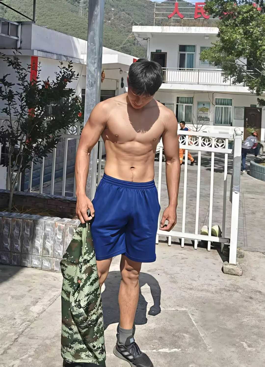 凉山州 23 岁黑皮消防小哥脱了腹毛凸显！看着就很猛……