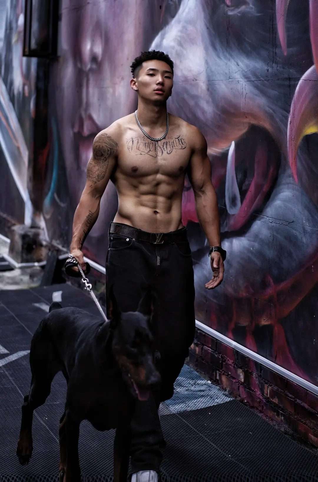 痞帅界天菜级男模，黑皮搓衣板腹肌