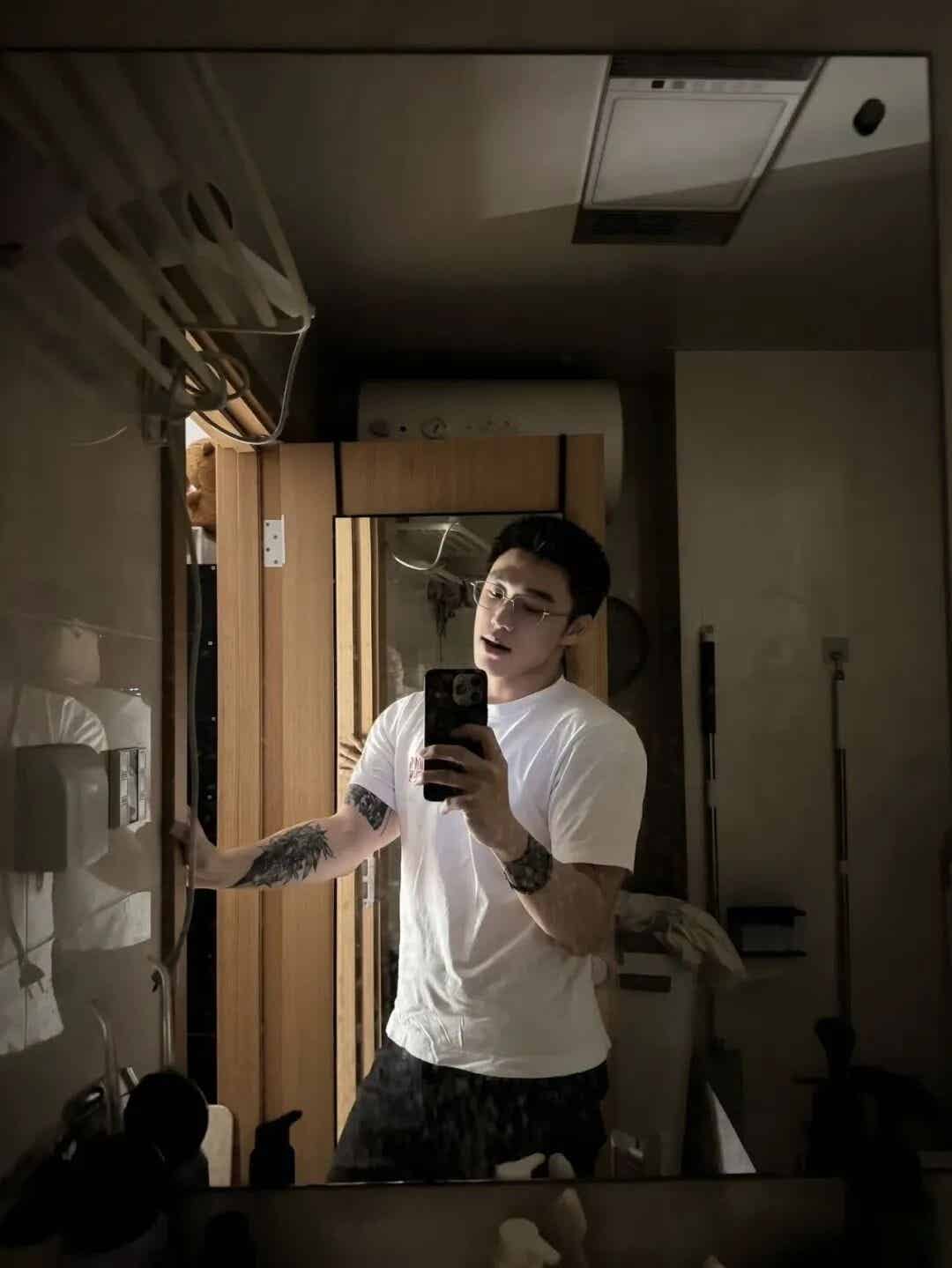 体育生火了！欧美人现在这样上课？肌肉小哥酒店被拍了？