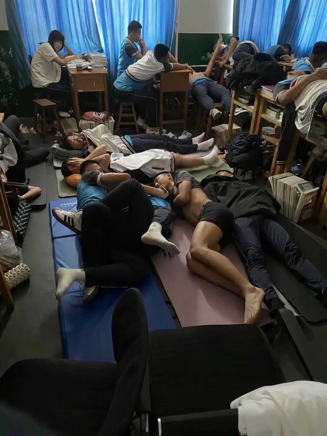 体育生火了！俩帅哥在篮球场闻臭鞋？兄弟打完球不洗澡？