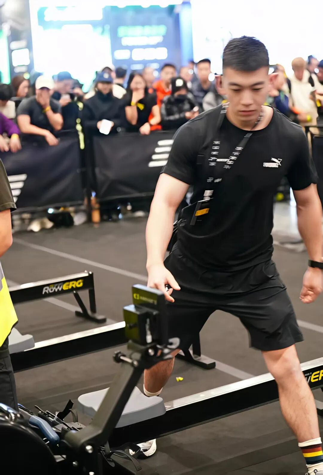 Hyrox 黑衣小哥又大又帅火出圈！被摸腹肌太顶了！