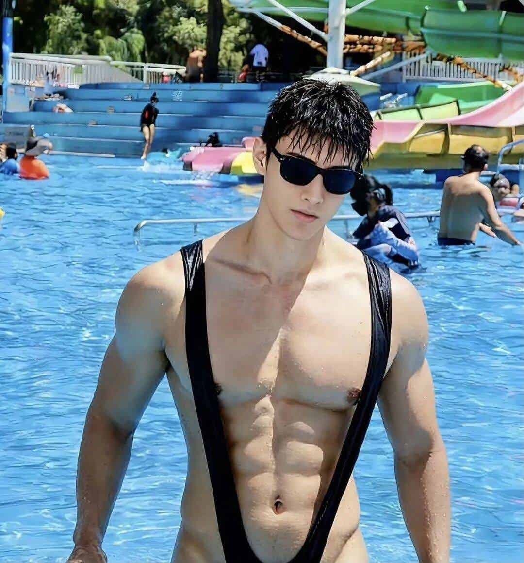 体育生火了！欧美人现在这样上课？肌肉小哥酒店被拍了？