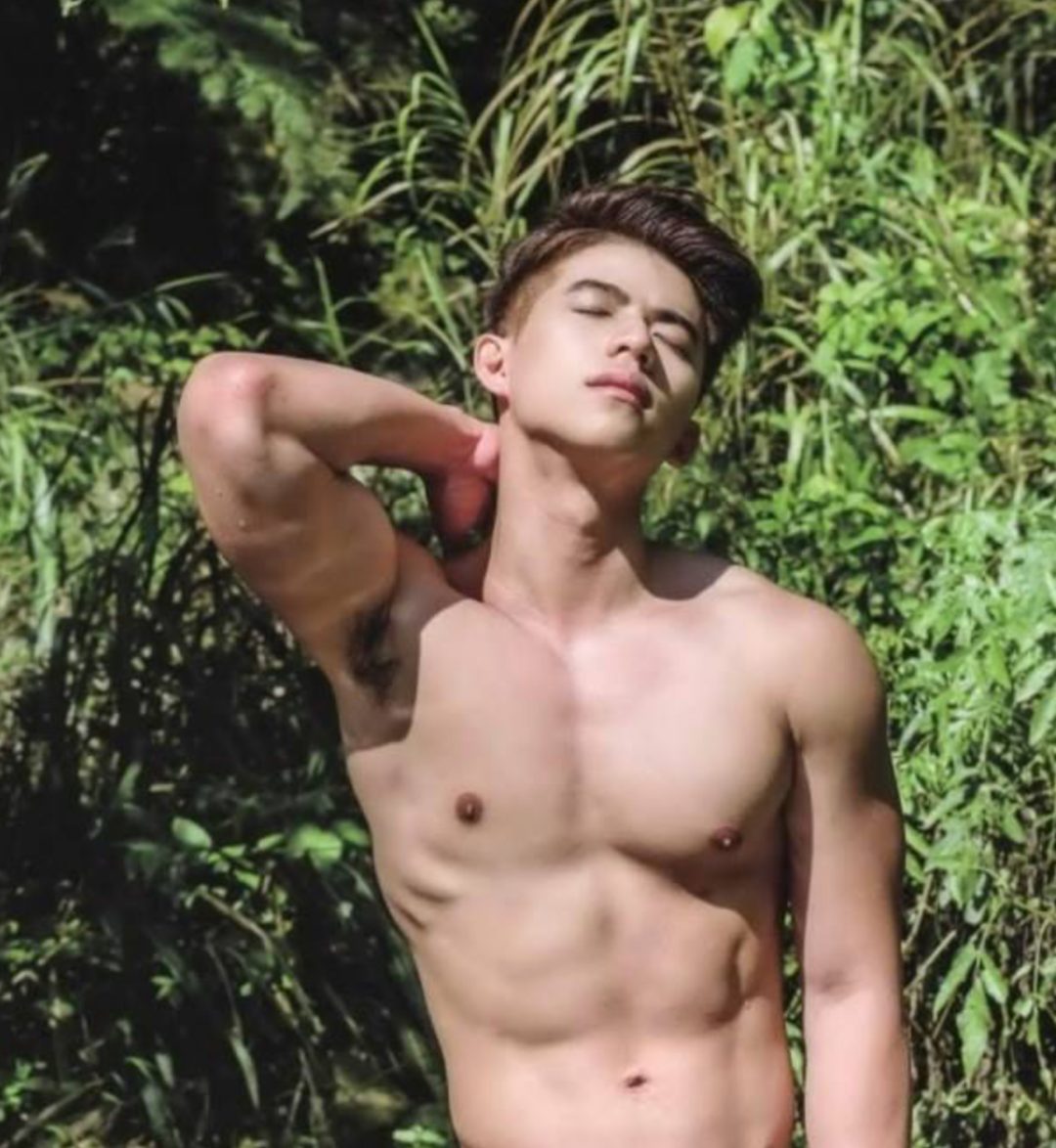 树林中的大鼻子肌肉帅哥 如仙踪林中的精灵