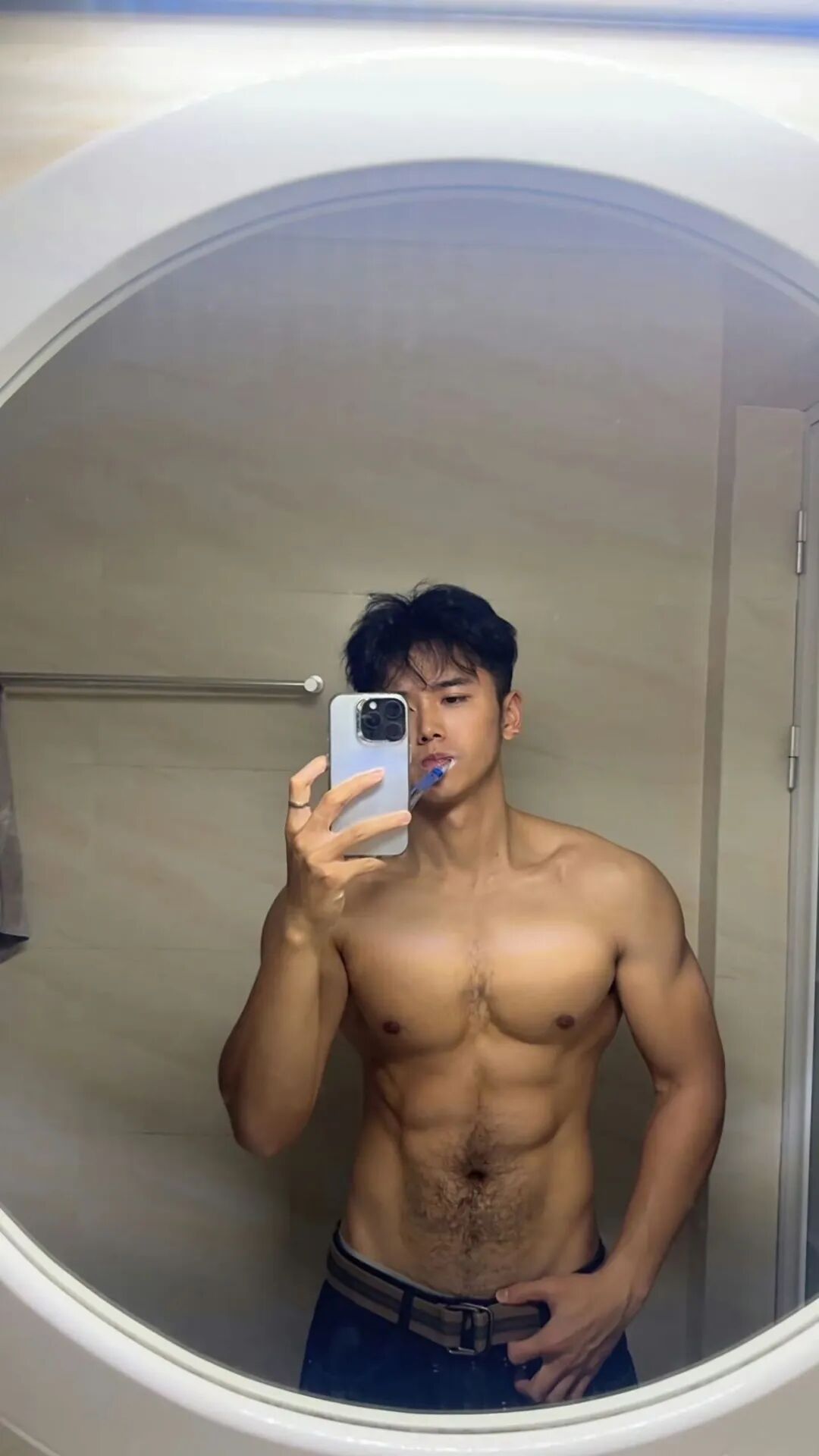 体育生火了！俩帅哥在篮球场闻臭鞋？兄弟打完球不洗澡？