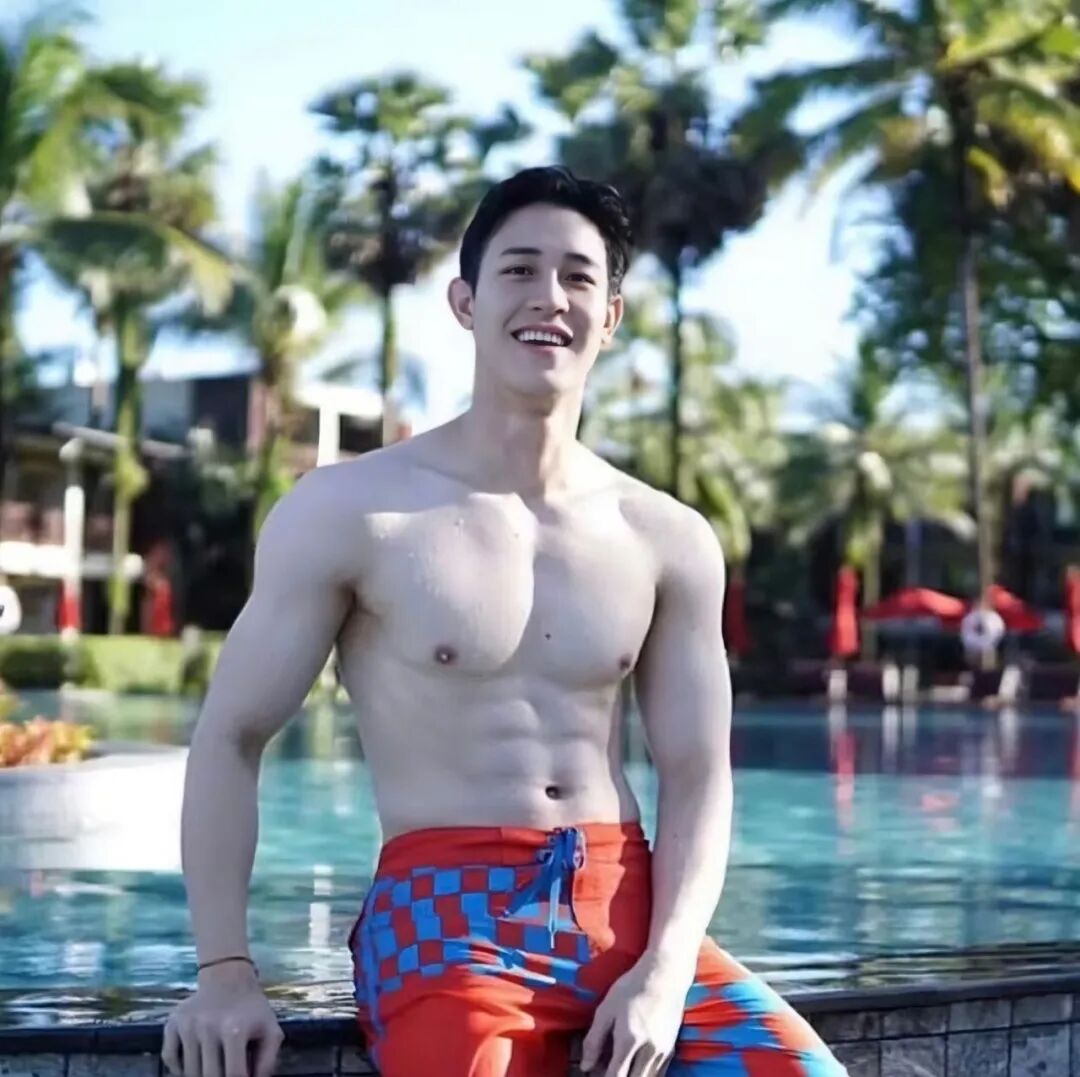 薄肌小鲜肉嫁给 50 岁意大利富商，现在的生活很幸福……