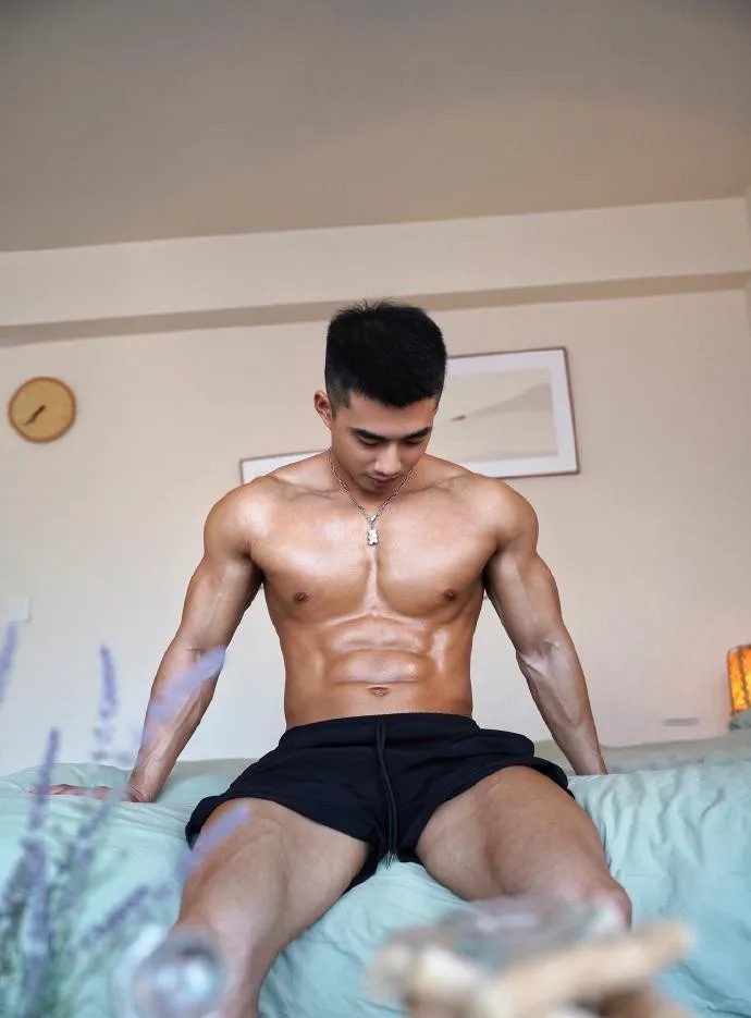 寸头硬汉肌肉黑皮体育生