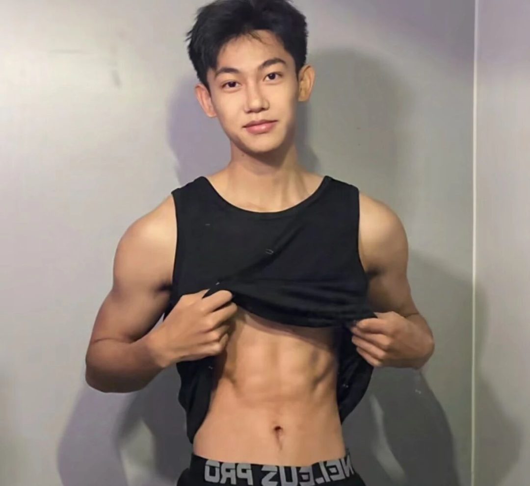 发现推特新晋顶流 19 岁黑皮体育生也太绝了吧！！