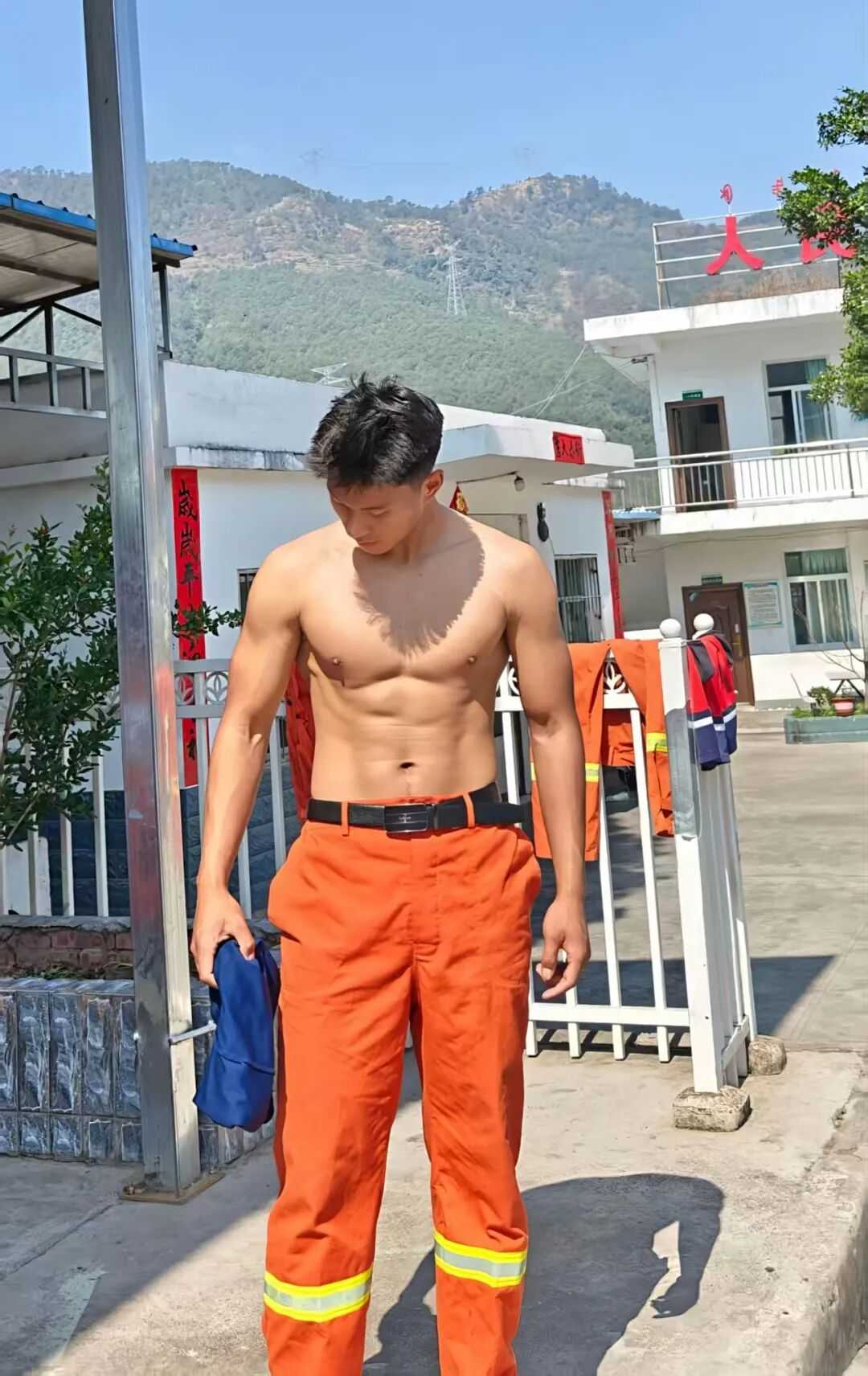凉山州 23 岁黑皮消防小哥脱了腹毛凸显！看着就很猛……