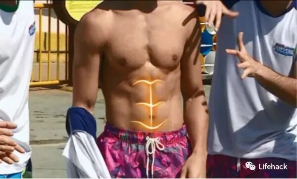 赵雅芝小儿子黄恺杰被爆：出道多年，不温不火，大晒八块腹肌公狗腰…网友神评：你要是早走这个赛道早火了！