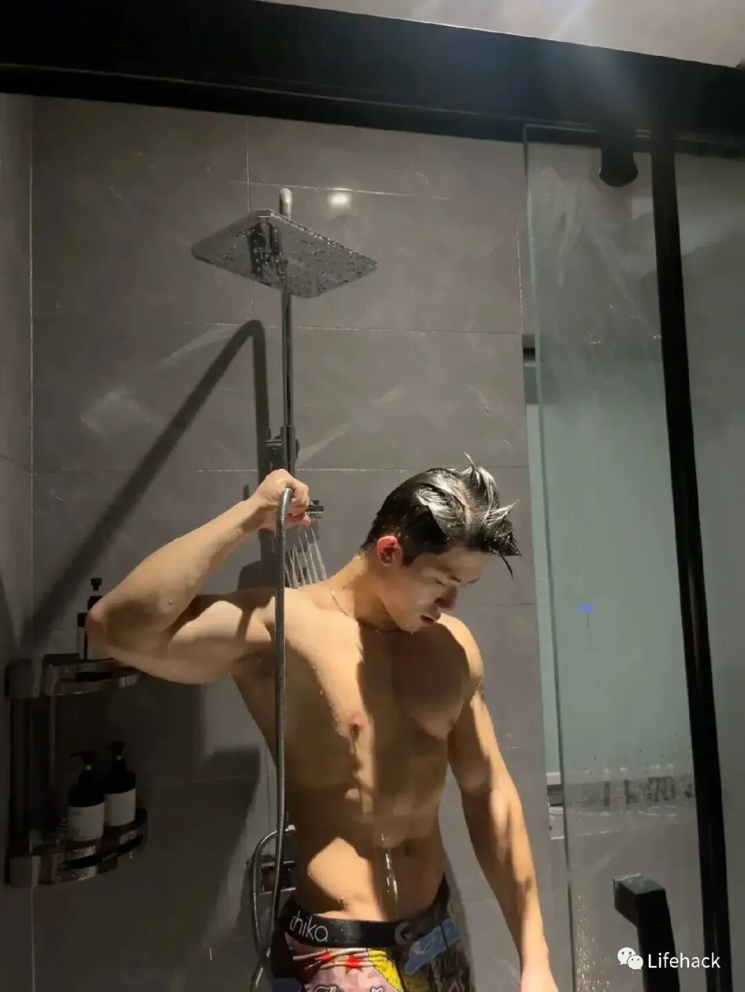 胸肌壮大黑皮筋男 公狗腰特突出 看起来很猛的汉子