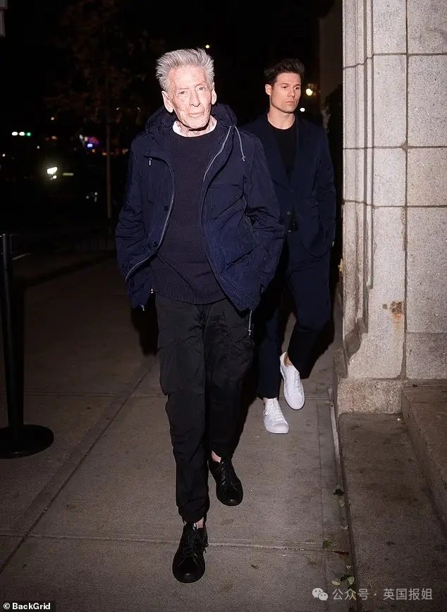 83 岁 CK 创始人携 36 岁肌肉男友出席活动，差点摔跤没人扶…网友神评：“肌肉男等着继承遗产呢！”