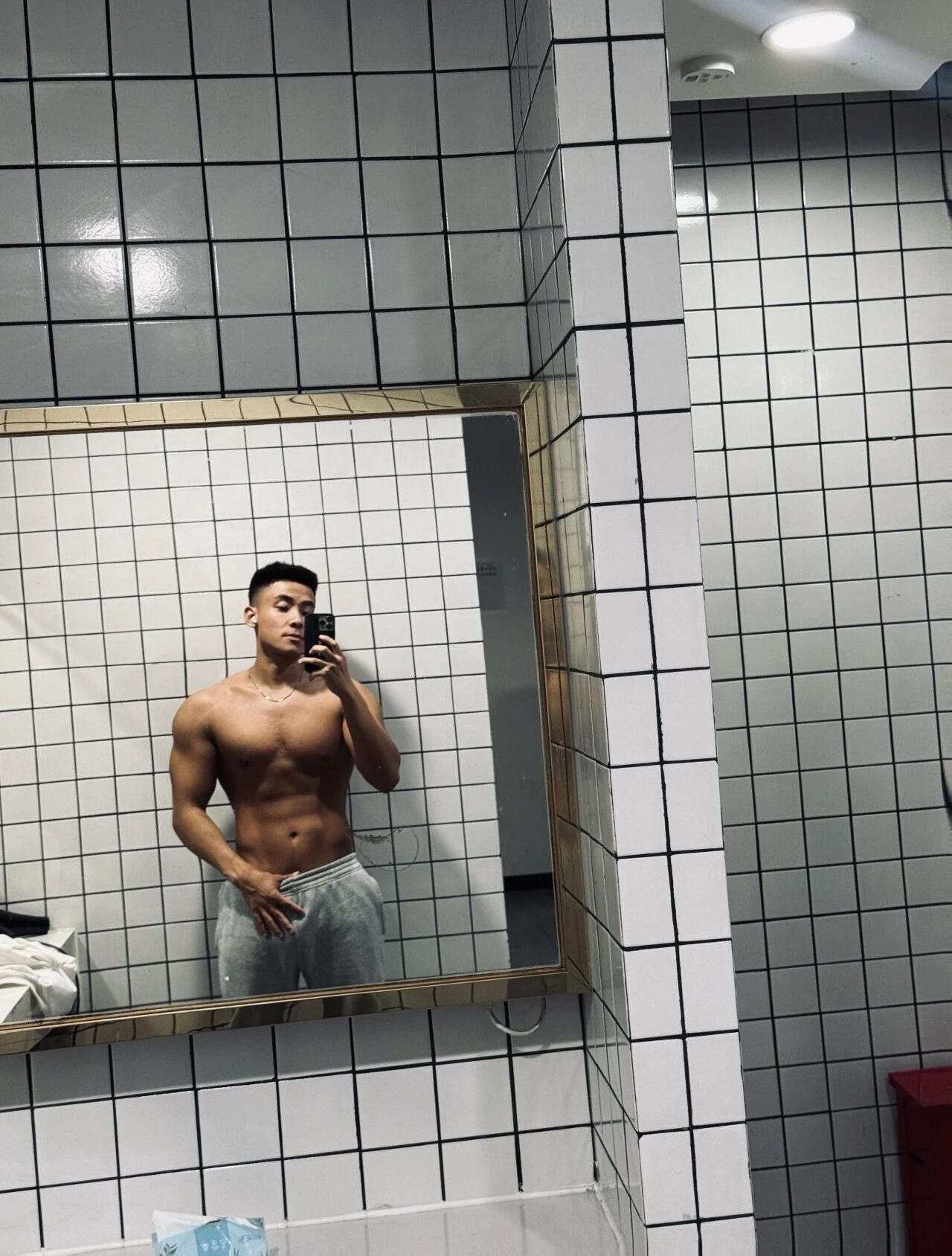 穿黑袜的黑皮肌肉体育生被扒到了！灰裤子泄露真实力！