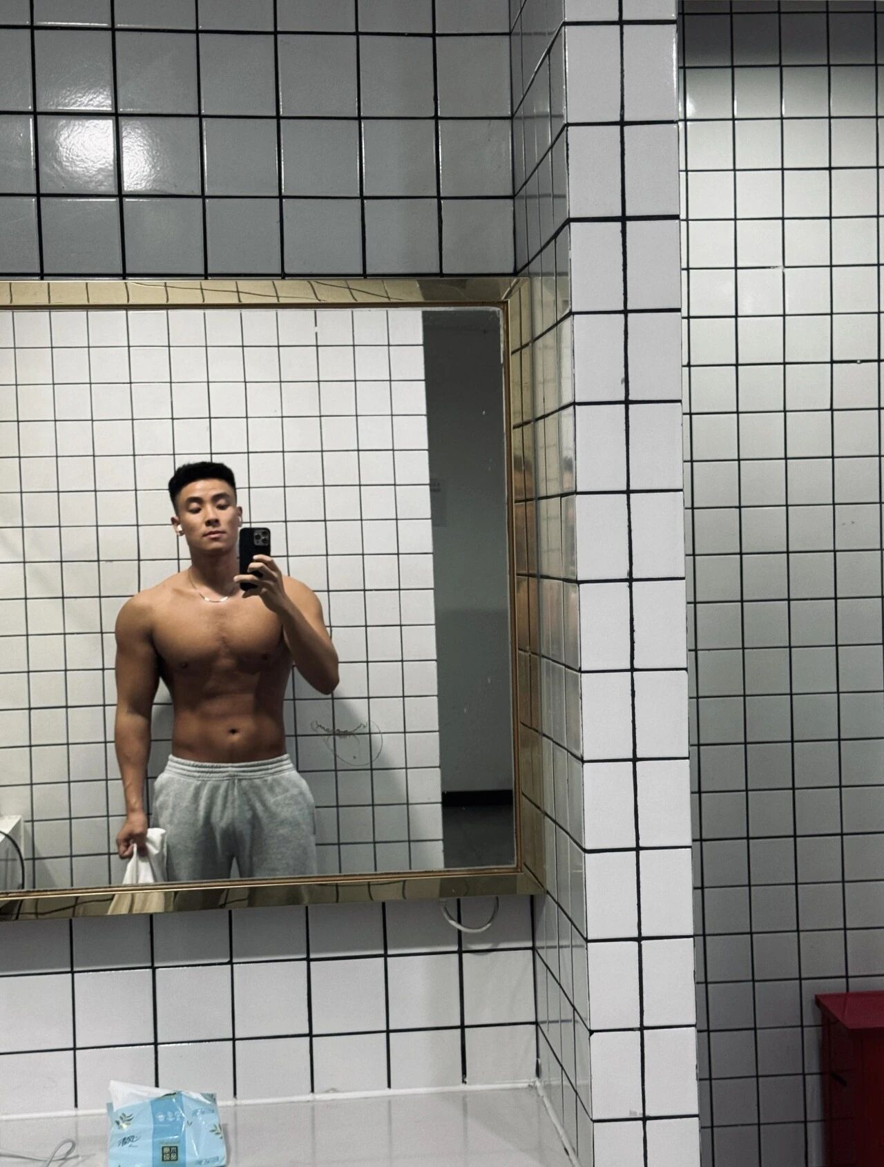 穿黑袜的黑皮肌肉体育生被扒到了！灰裤子泄露真实力！