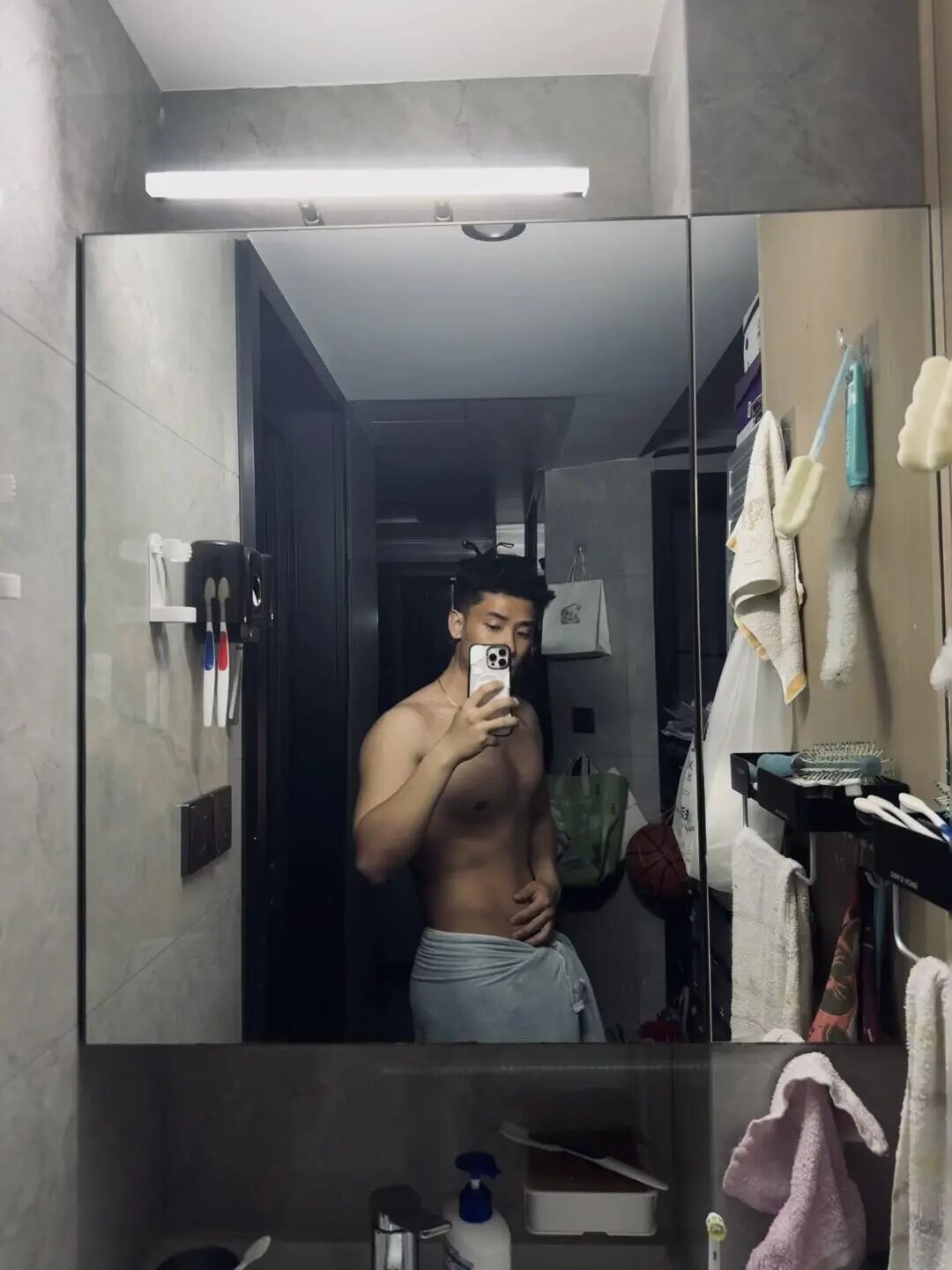 穿黑袜的黑皮肌肉体育生被扒到了！灰裤子泄露真实力！