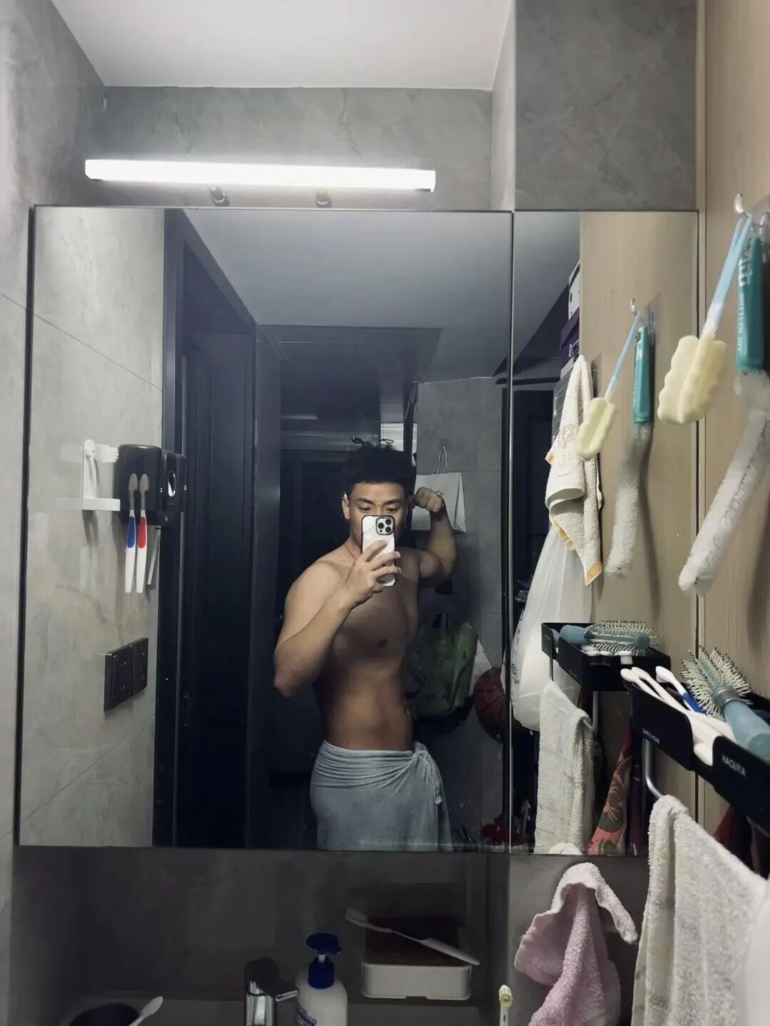 穿黑袜的黑皮肌肉体育生被扒到了！灰裤子泄露真实力！