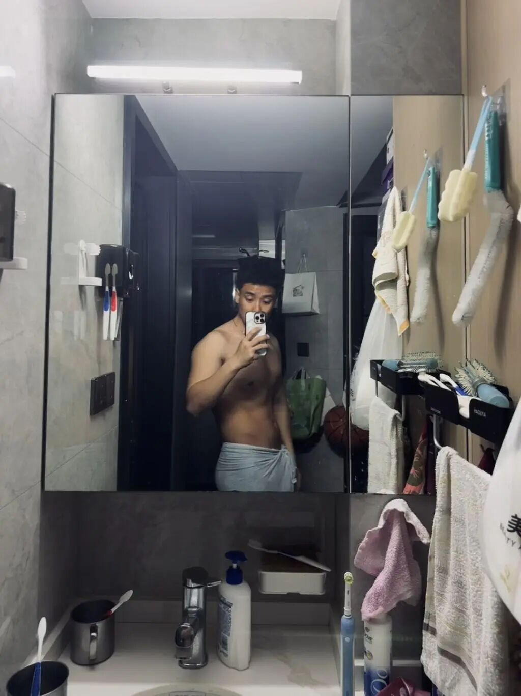 穿黑袜的黑皮肌肉体育生被扒到了！灰裤子泄露真实力！