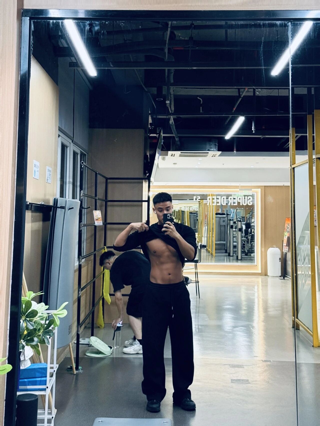 穿黑袜的黑皮肌肉体育生被扒到了！灰裤子泄露真实力！