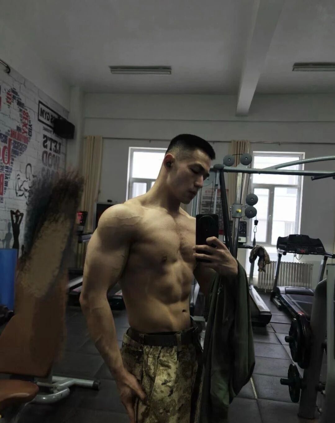 退役肌肉兵哥和 55 岁女子相恋！网友：这哥之前不是喜欢男的吗？