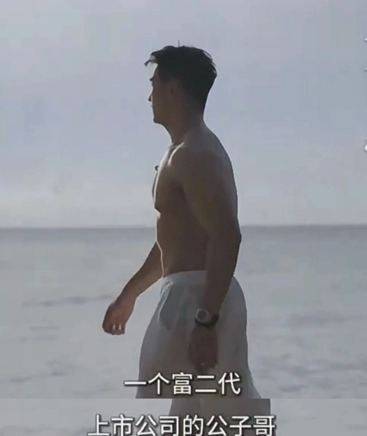 退役肌肉兵哥和 55 岁女子相恋！网友：这哥之前不是喜欢男的吗？