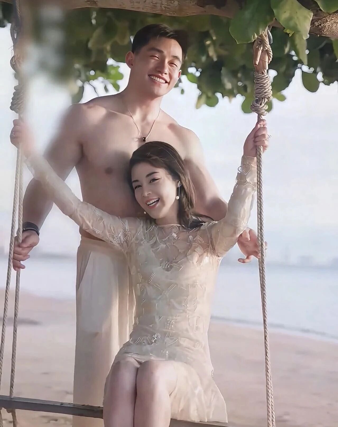 退役肌肉兵哥和 55 岁女子相恋！网友：这哥之前不是喜欢男的吗？