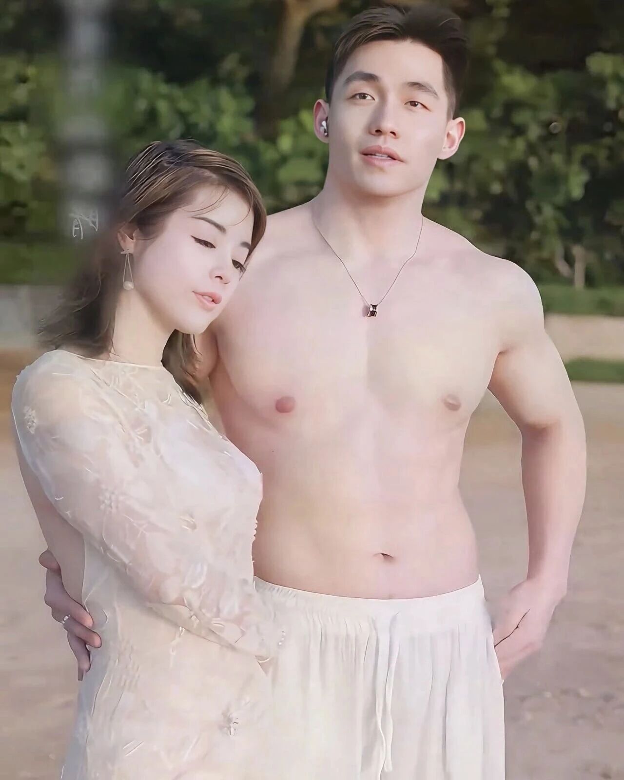 退役肌肉兵哥和 55 岁女子相恋！网友：这哥之前不是喜欢男的吗？