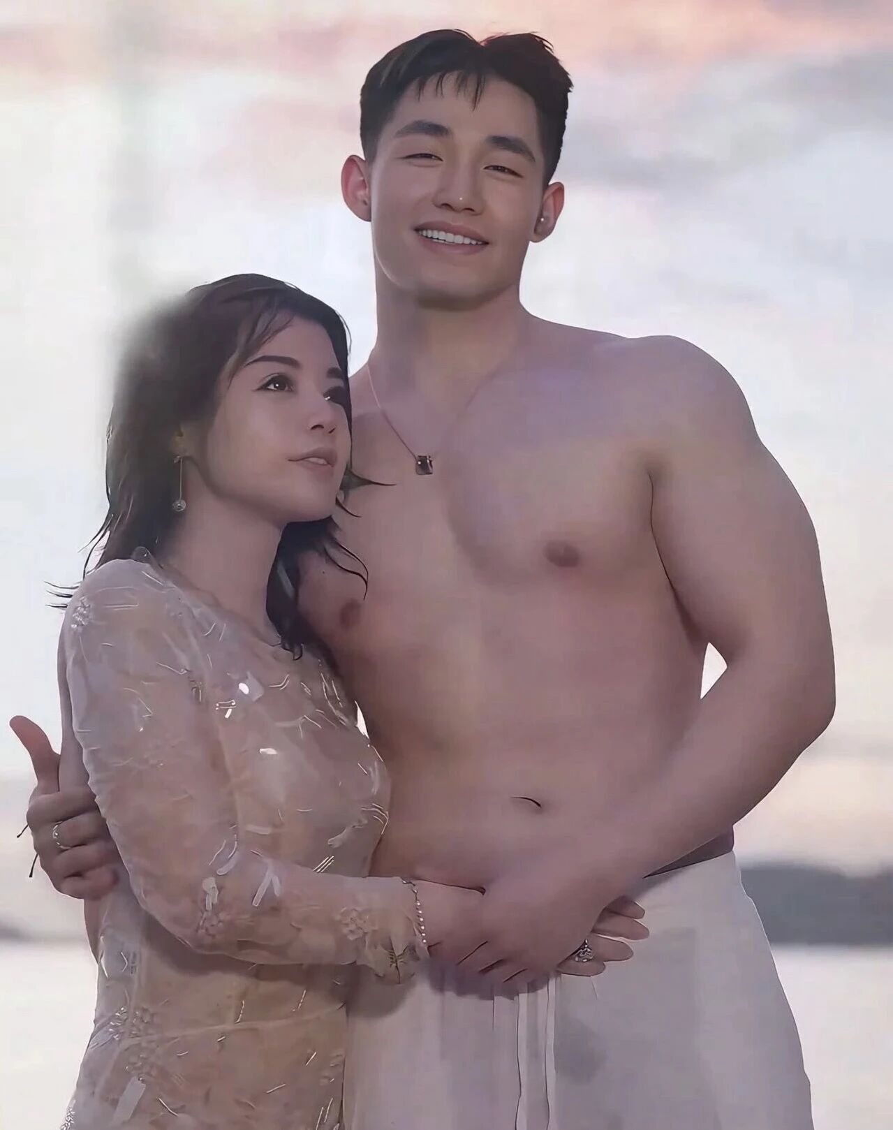 退役肌肉兵哥和 55 岁女子相恋！网友：这哥之前不是喜欢男的吗？