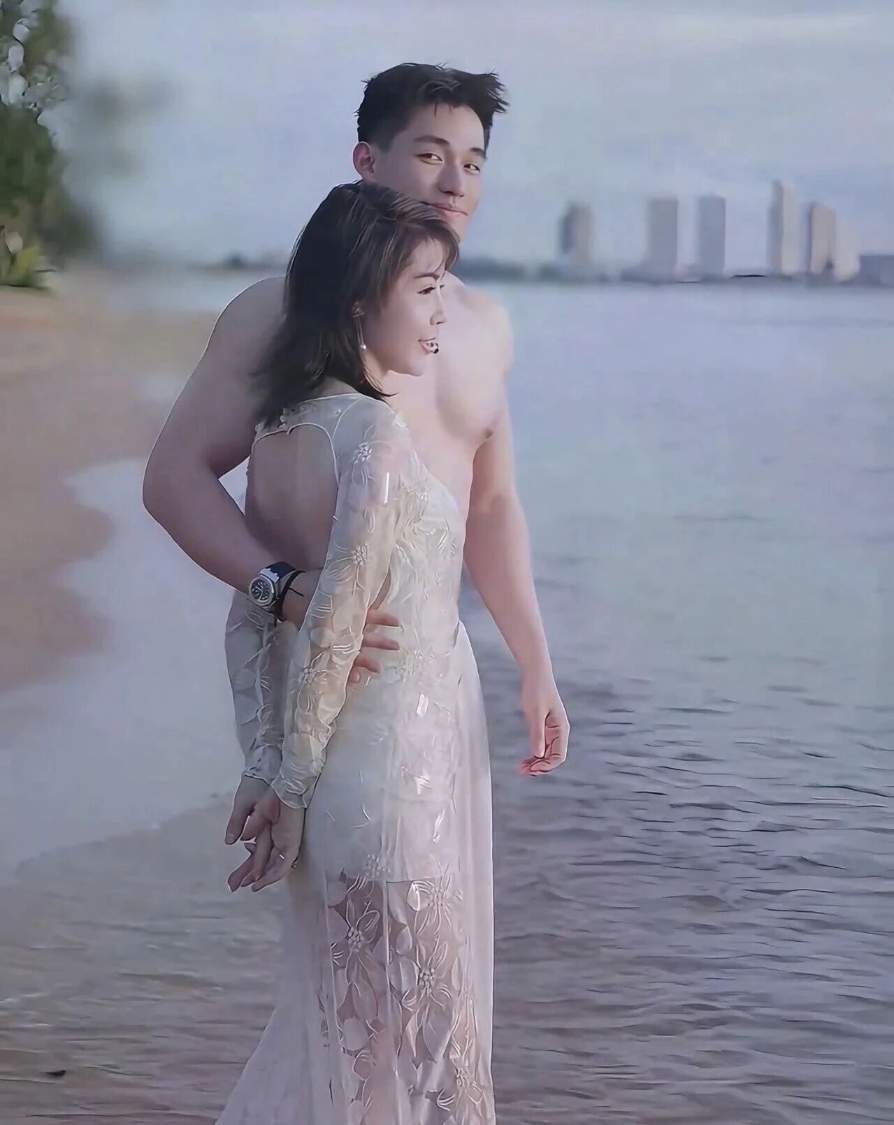 退役肌肉兵哥和 55 岁女子相恋！网友：这哥之前不是喜欢男的吗？