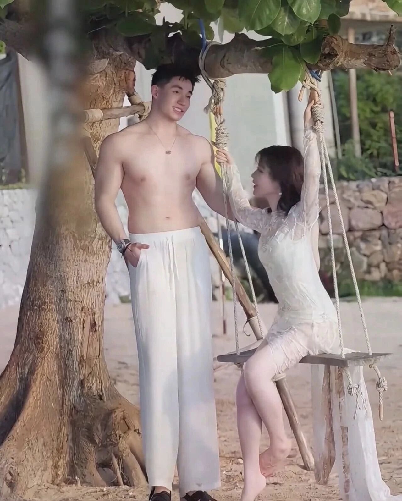 退役肌肉兵哥和 55 岁女子相恋！网友：这哥之前不是喜欢男的吗？