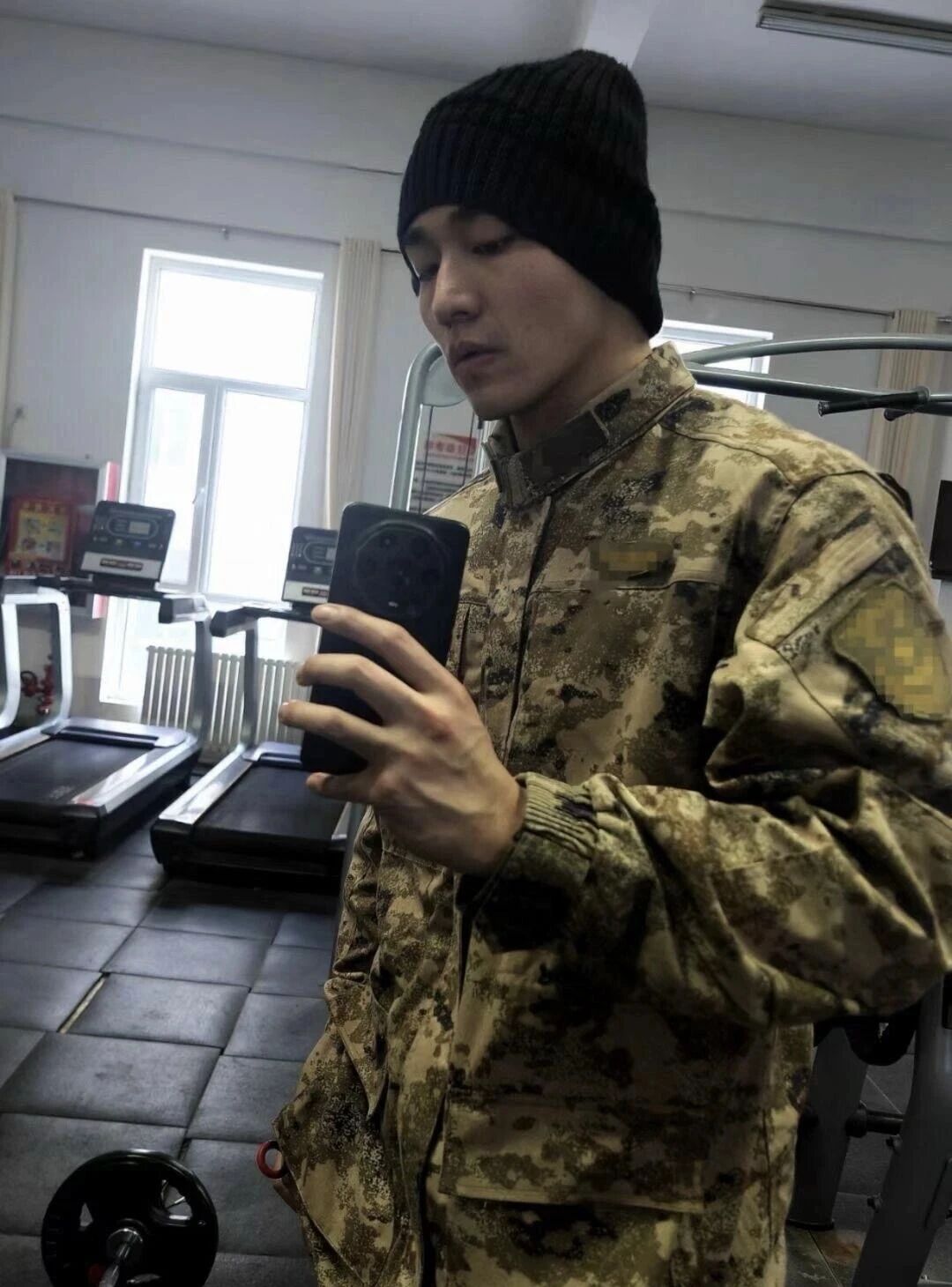 退役肌肉兵哥和 55 岁女子相恋！网友：这哥之前不是喜欢男的吗？