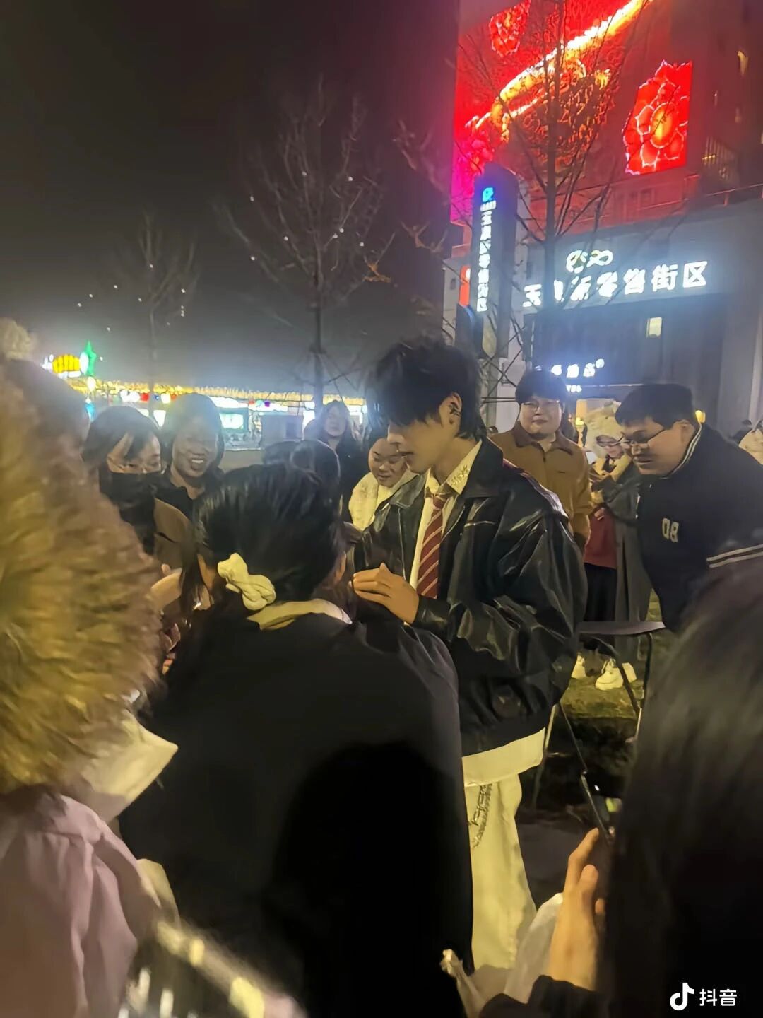 疑似约 P 还装 gay？这个帅哥为了涨粉也是拼了……