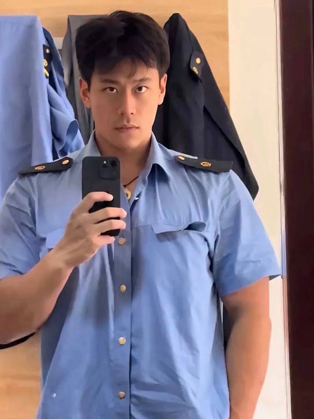 图片[1]-东北182cm直男列车员，私下肌肉竟然这么大！-潮男潮北-潮男潮北