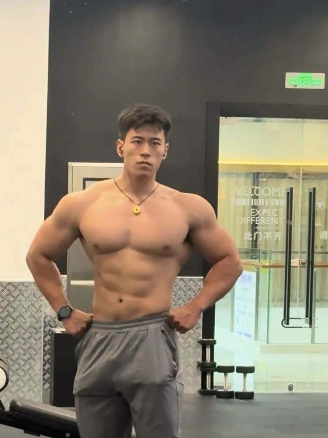 东北 182cm 直男列车员，私下肌肉竟然这么大！