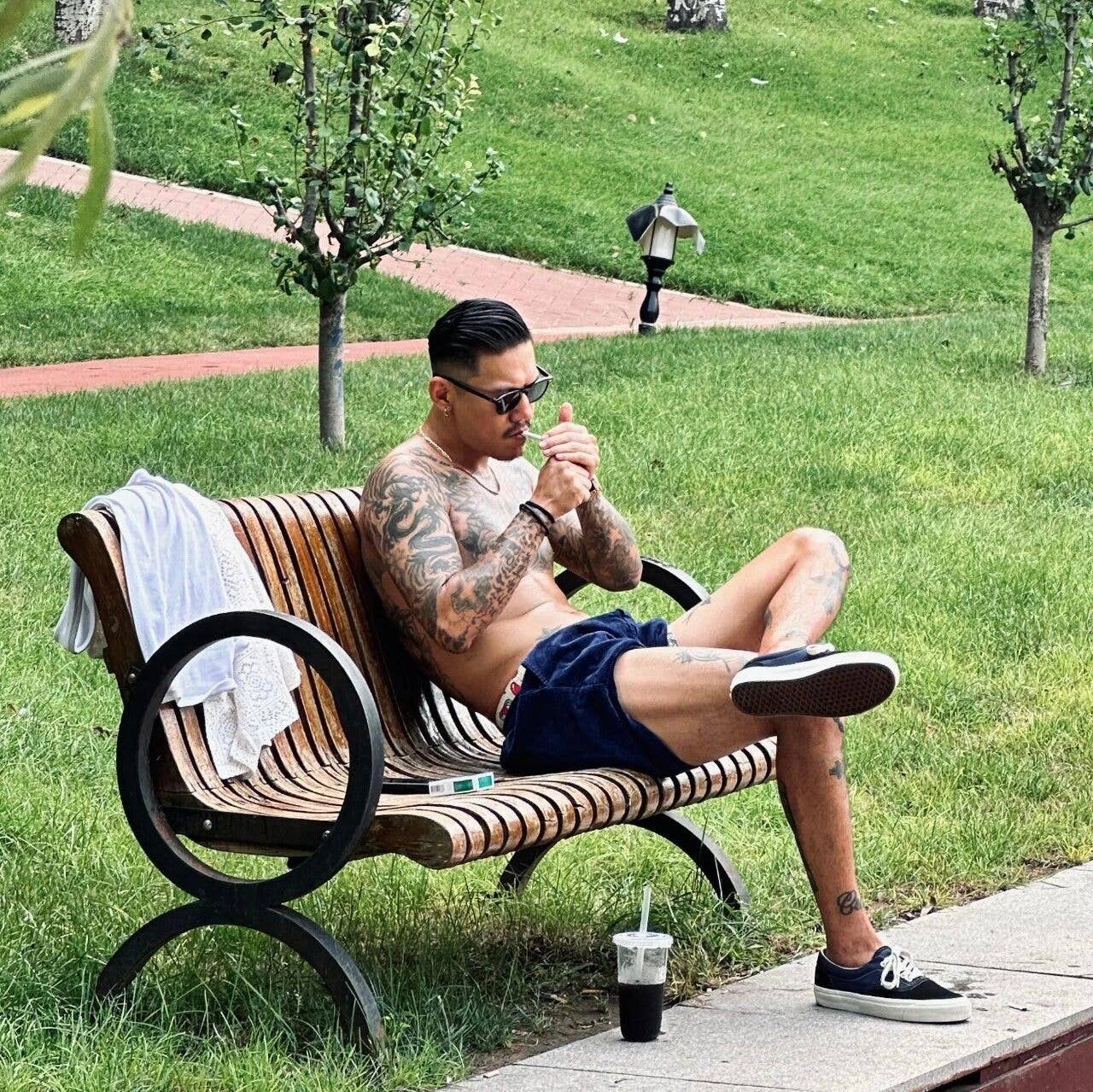 图片[2]-抽烟男太痞了！可口大面团胸肌！倒三角骑行男！斯文白袜体育生！| 鉴定网络热门帅哥-潮男潮北-潮男潮北