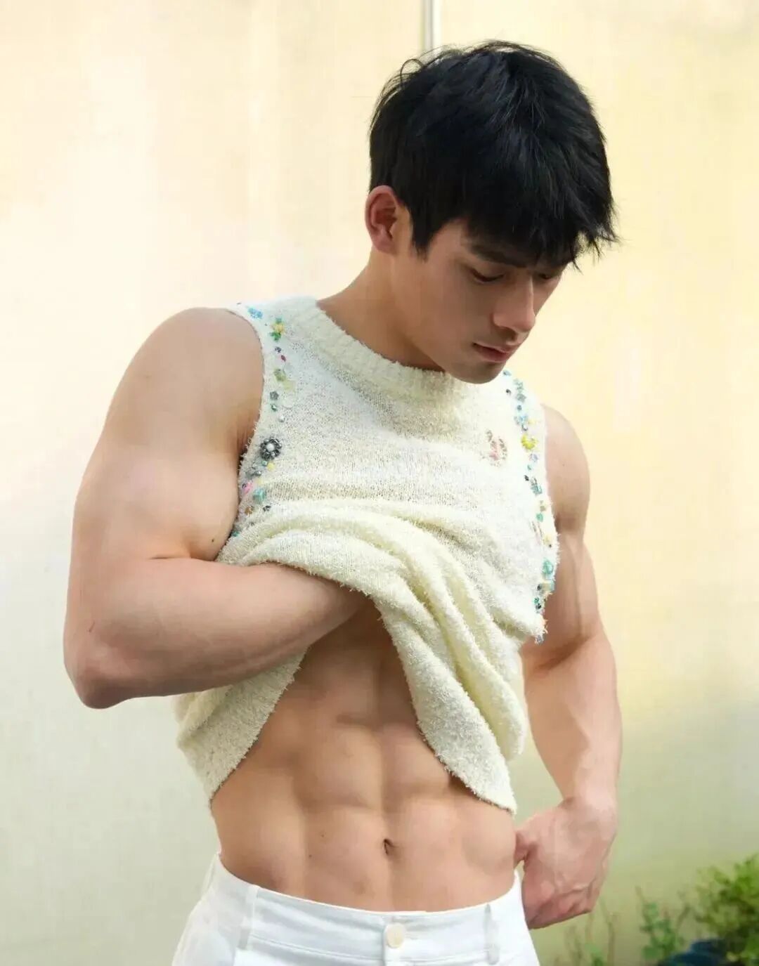 00 后浙江男模火出圈,一身腱子肉帅哭网友! 00 后浙江男模火出圈,一身腱子肉帅哭网友!