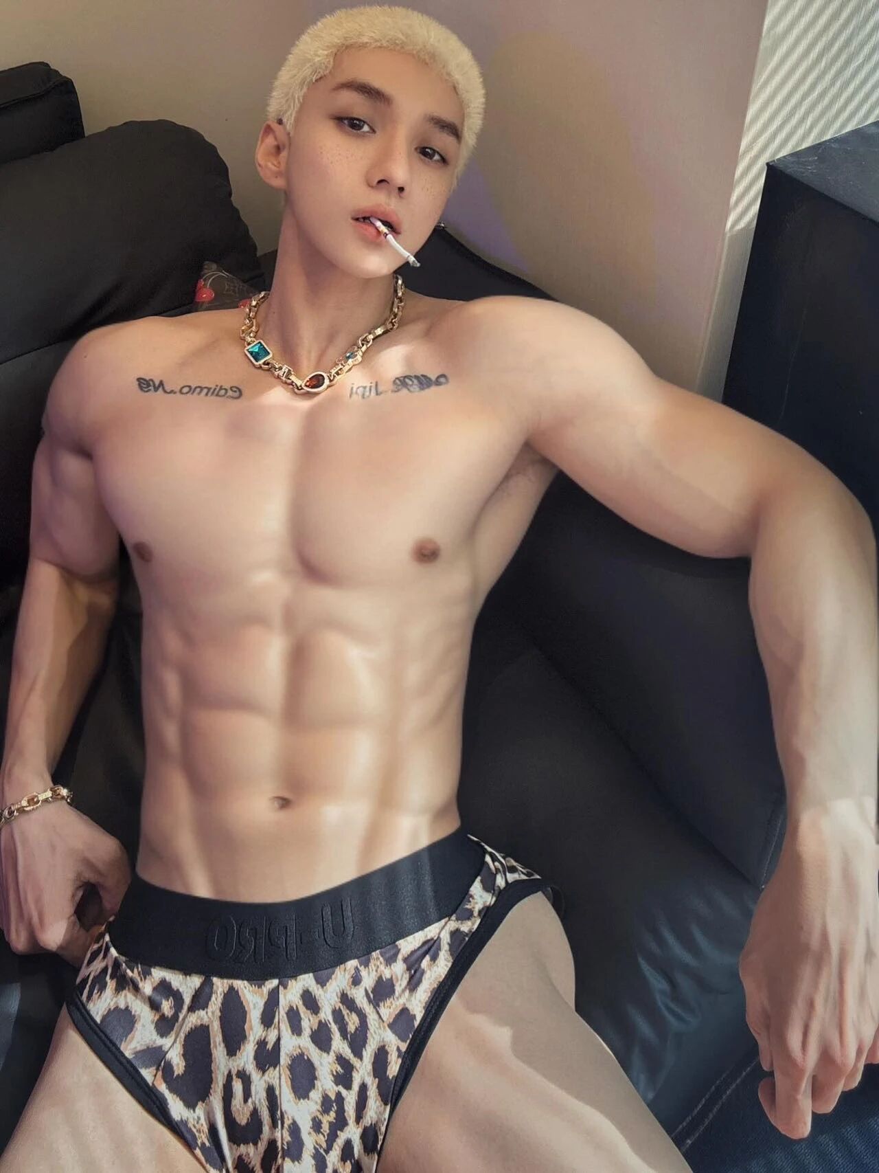 那个开冰箱的肌肉男模找到了！在 ins 上穿这么少……