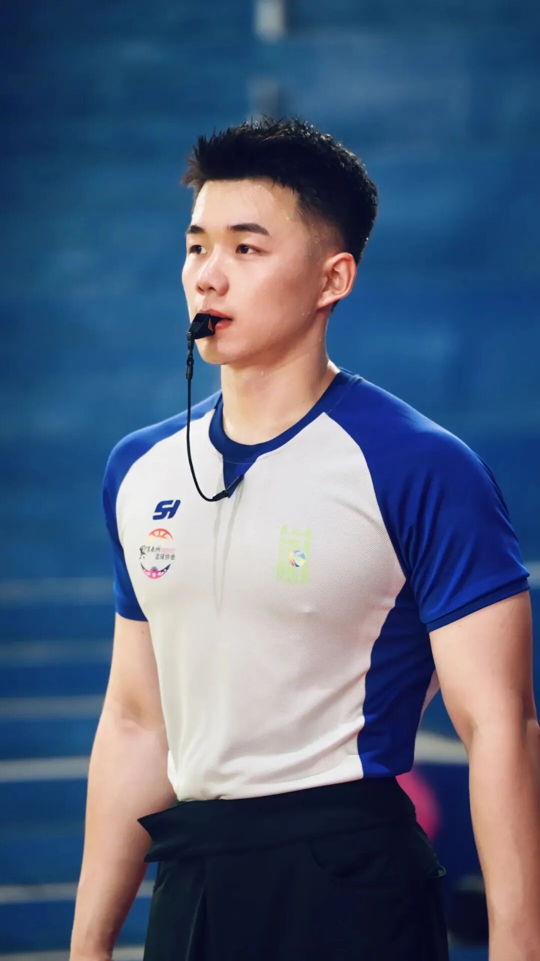 曾被采访的 192CM 哈尔滨篮球裁判小哥，沐浴照流出！
