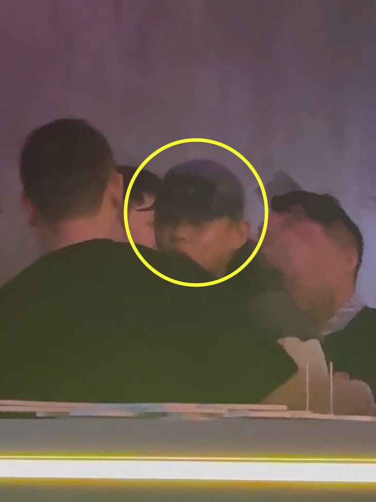 39 岁刘亚仁喜熊?他在上海酒吧和一桌帅熊喝酒动作亲密 39 岁刘亚仁喜熊?他在上海酒吧和一桌帅熊喝酒动作亲密