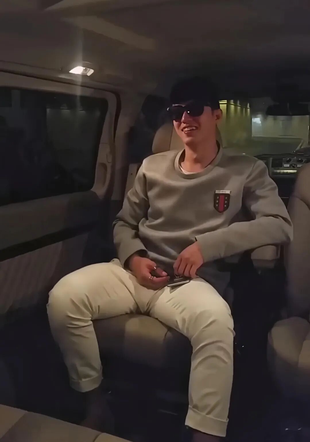 黄景瑜视频出镜大长腿穿西裤挡卡啦，？太宠粉谁受得了~