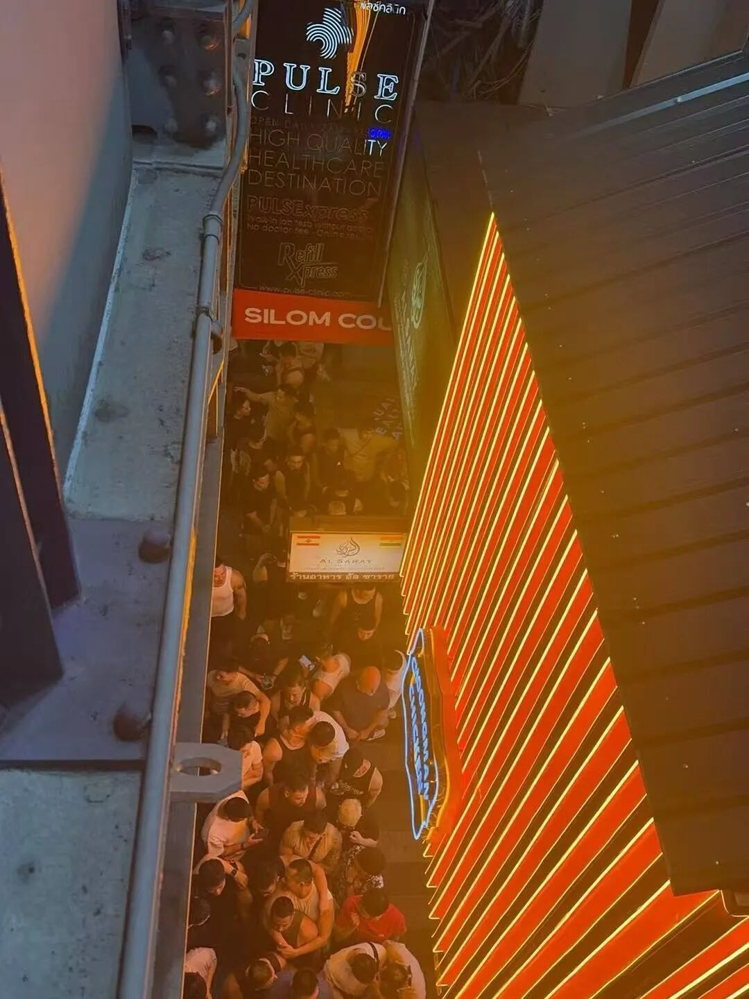 泰国浴室被大量名媛帅哥占领！网友：母角马又迁徙狂欢了！