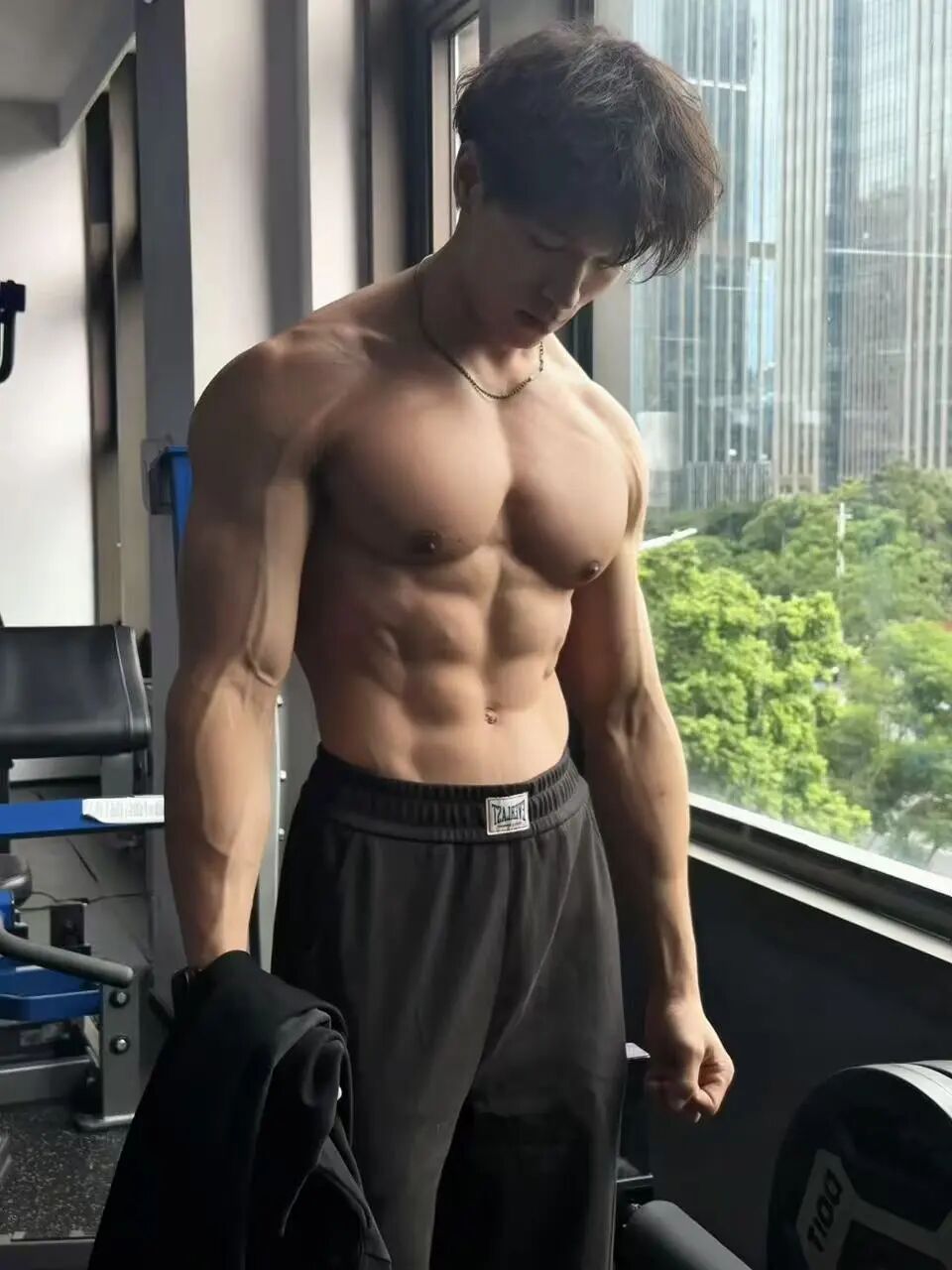 来自广州的自由教练大秀虎头肩和圣诞树背肌