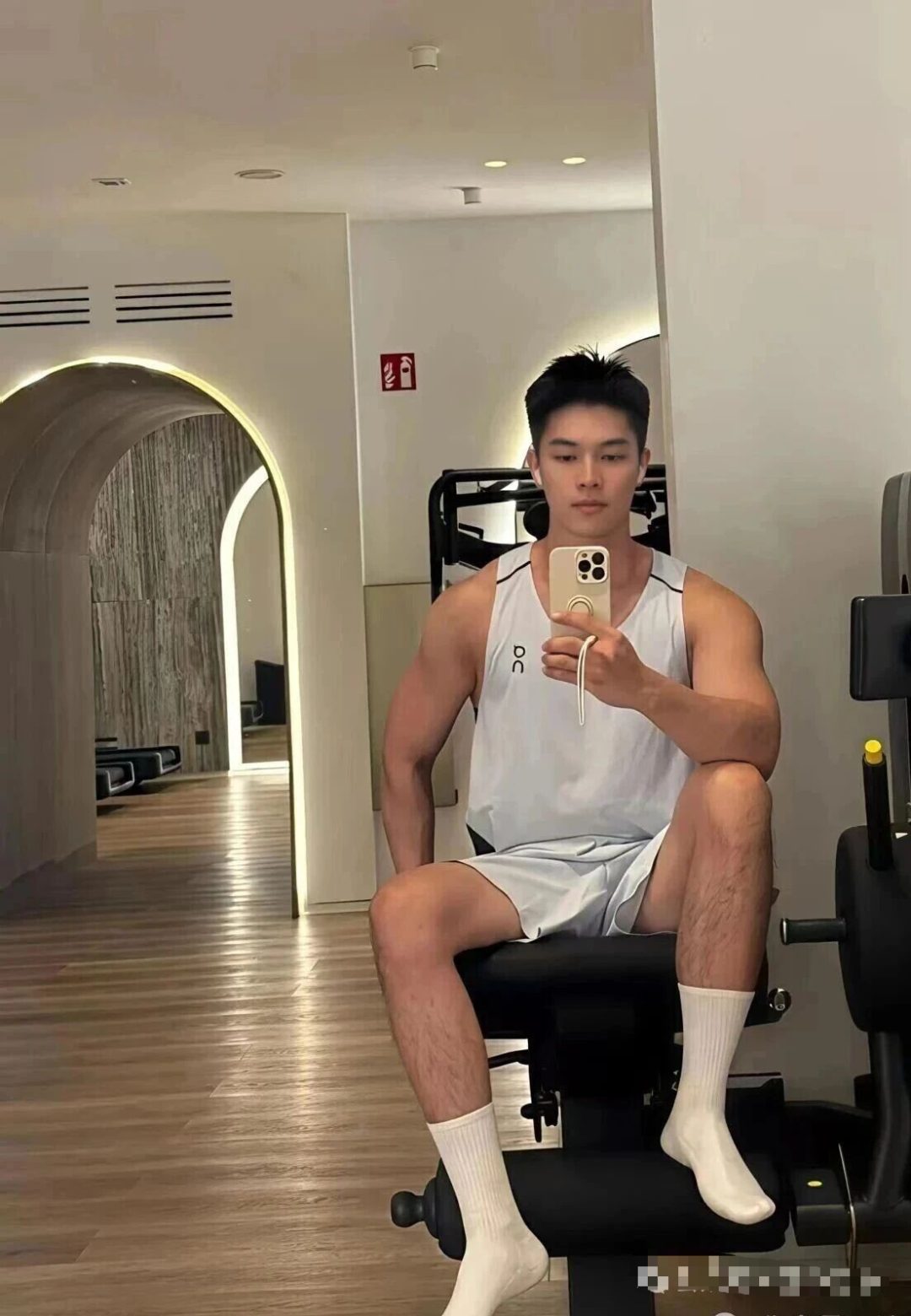 刘姥姥又认识新的帅哥了，白袜肌肉真是太可口了！