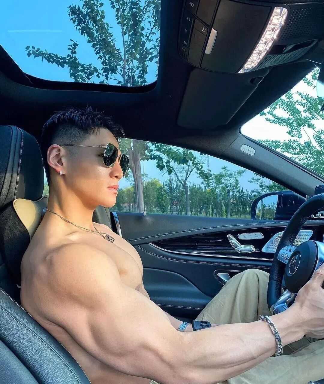 如果你打车时，遇到以下颜值加身材爆好的滴滴司机…