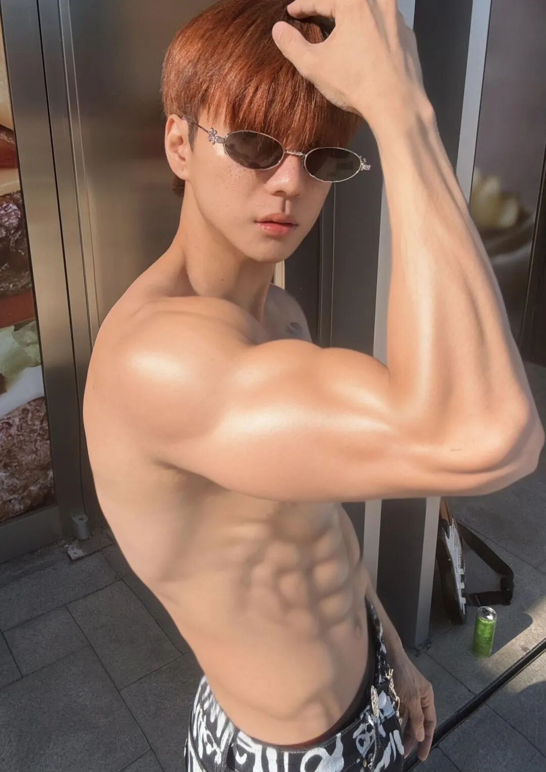 那个开冰箱的肌肉男模找到了！在 ins 上穿这么少……