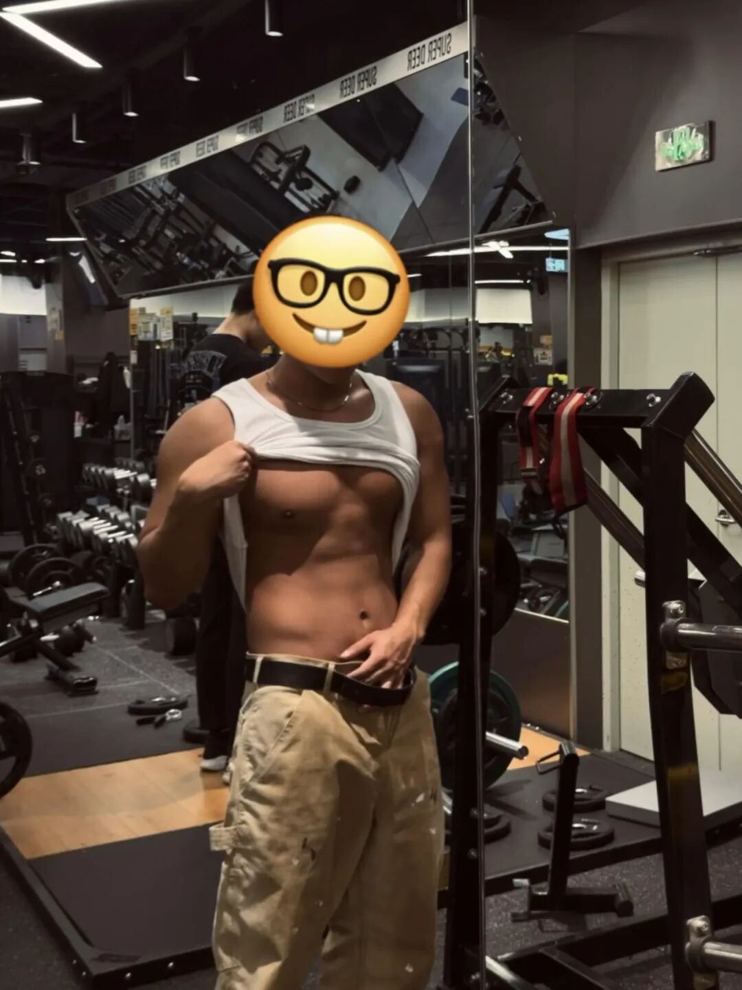 穿黑袜的黑皮肌肉体育生被扒到了！灰裤子泄露真实力！