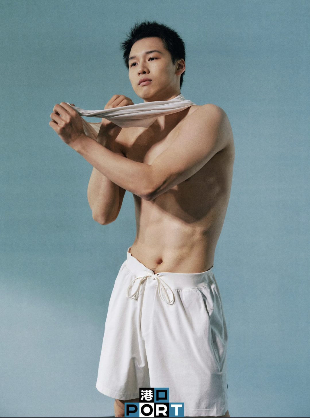 陈艾森跳出泳池挺拔出片？太懂镜头了跃入封面男神！