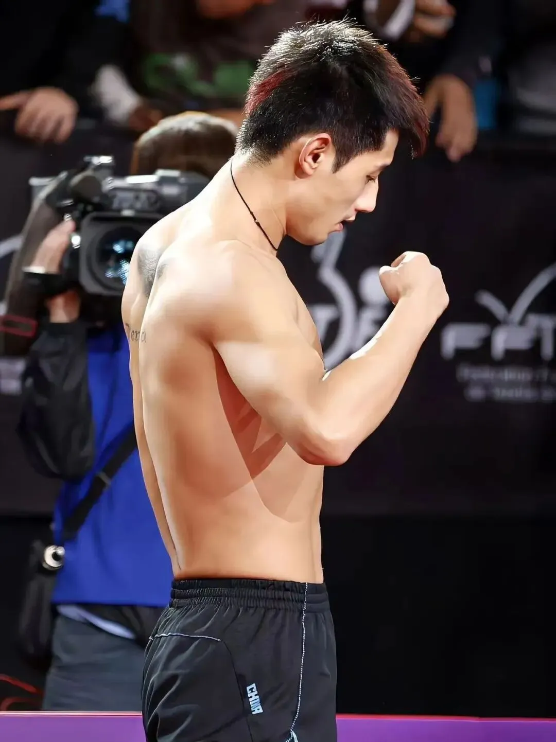 张继科拍写真视频被曝光，穿运动短裤实力依然强大！